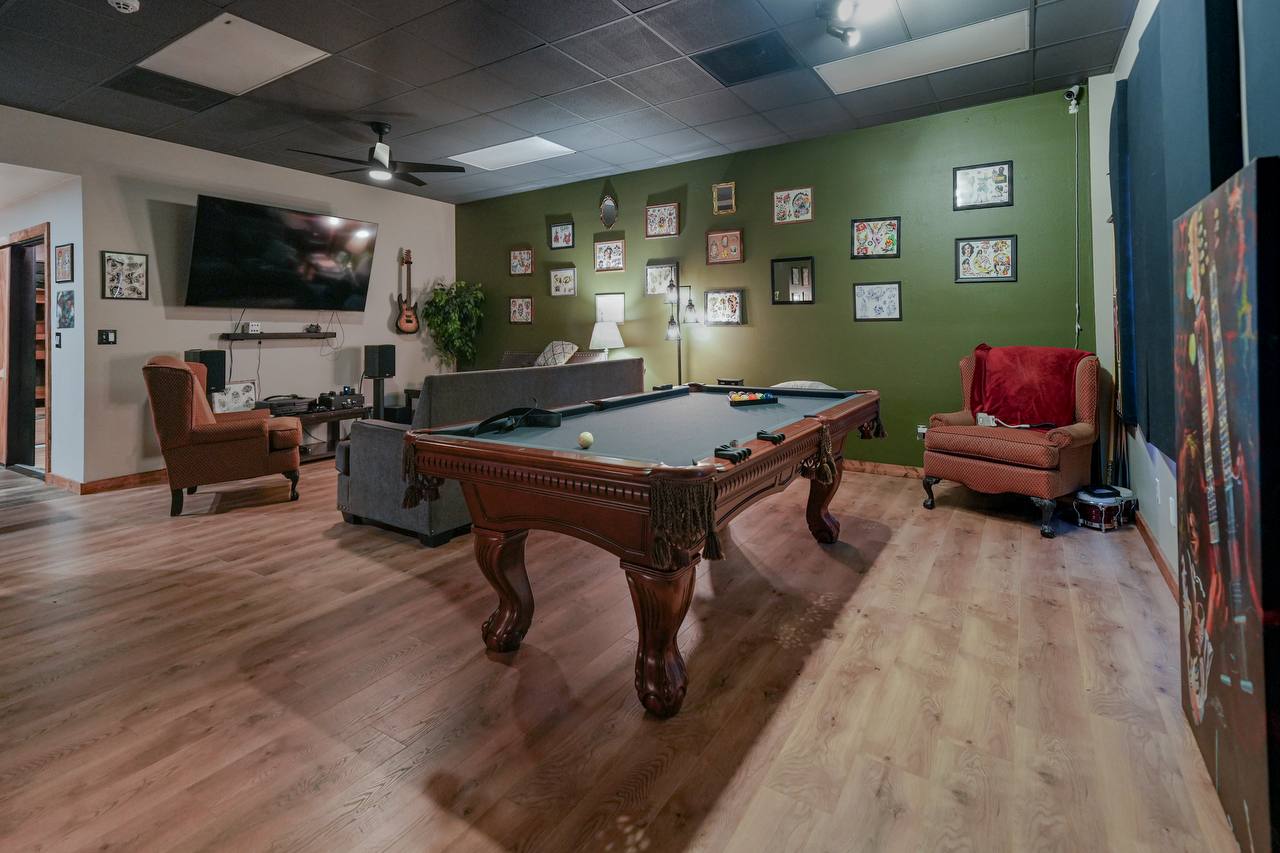 Artist Lounge — pool table, guitars, comfortable seating